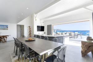 a dining room with a table and chairs at Villa Baraka in Sainte-Maxime
