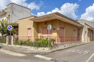 a building on the side of a street at Salento Home in Cursi