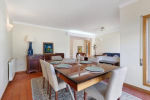 a dining room with a table and chairs at Dunas Das Marinhas in Marinhas
