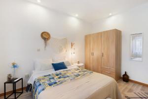 a bedroom with a large bed and a wooden cabinet at Tour House in Rio Tinto