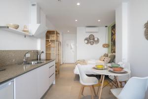 a kitchen and dining room with a table and chairs at Apartamento The Banana Tree 2 9 in Tarifa