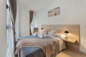 a bedroom with a large bed with a wooden headboard at Apartamento Estrella in Candelaria