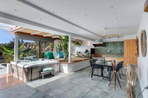 a kitchen and dining room with a tub and a table at El Alcaidón in Tías