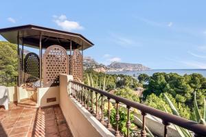 a balcony with a view of the ocean at Gadea Vistas in Caserío Capnegret