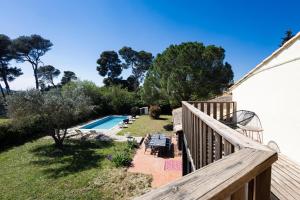 a view from the deck of a house with a swimming pool at Bastide des vignes, piscine privée in Trèbes