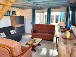 a living room with a couch and a table at Maison De Plage La Payade in Pirou