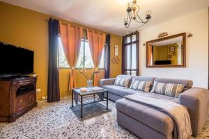 a living room with a couch and a tv at Finca Alejandrina in La Guancha