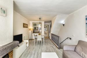 a living room with a couch and a table at Port Empúries in Empuriabrava