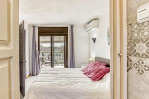 a bedroom with two beds and a window at Port Empúries in Empuriabrava +27 photos