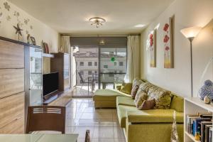 a living room with a couch and a tv at Roses Apartaments Luxury Duplex in Roses