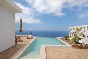 a swimming pool with a view of the ocean at Casa Valista in Tijarafe