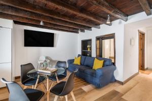 a living room with a blue couch and chairs at Casa Miranda 3 in Igueste