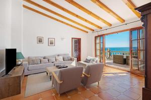 a living room with a couch and a tv at Roc Blau in Begur