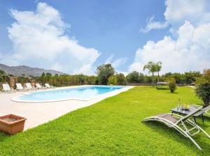 an image of a swimming pool in a yard at Villa Germano con piscina in Solarino
