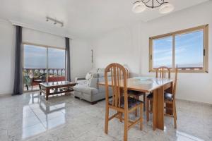 a living room with a table and chairs and a couch at Jalón de Cameros in Tacoronte