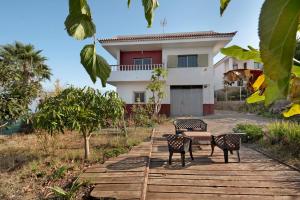 a house with two chairs and a table in front of it at Jalón de Cameros in Tacoronte
