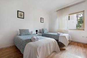 a bedroom with two beds and a window at Jalón de Cameros in Tacoronte