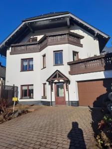 a large white house with a brick driveway at Zweiraum-Ferienwohnung Mitte in Marienberg