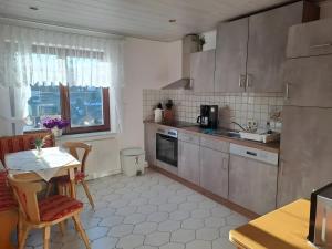 a kitchen with a table and a table and chairs at Zweiraum-Ferienwohnung Mitte in Marienberg