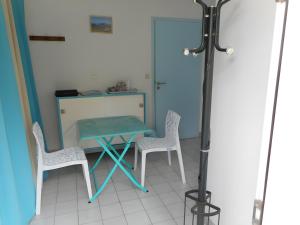 a room with a table and two chairs and a desk at Chambre De Convenant Hery Bihan in Coatreven