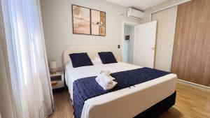 a bedroom with a bed with a towel on it at Casa Beverly, com Piscina, 3 Quartos e Churrasqueira in Foz do Iguaçu +31 photos