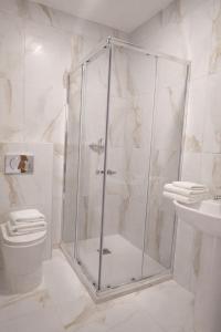 ein Badezimmer mit Dusche, Toilette und Waschbecken in der Unterkunft Nch Hotel Torremolinos in Torremolinos + 16 Fotos