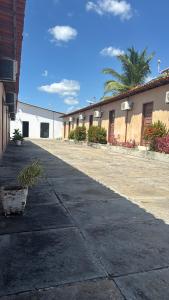 an empty sidewalk in front of a building at Pousada do Delta in Tutóia