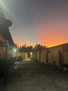 an empty parking lot with a sunset in the background at Pousada do Delta in Tutóia +5 photos