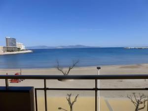 a view of a beach and the water at Apartamento Platja Mar 2 in L'Escala +10 photos