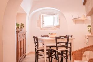 a dining room with a table and chairs at Villa Trullo Vecchia Aia in Alberobello