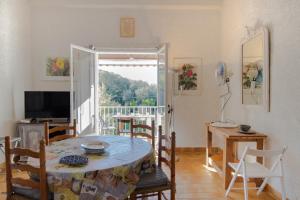 a dining room with a table and chairs and a window at Duplex in Grosseto-Prugna