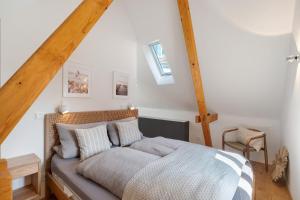 a bedroom with a bed in a attic at Das Alte Pfarrhaus - Scheune in Gleisweiler