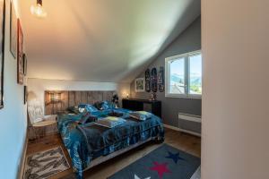 a bedroom with a bed and a window at Maison neuve proche lac d'Annecy in Saint-Jorioz