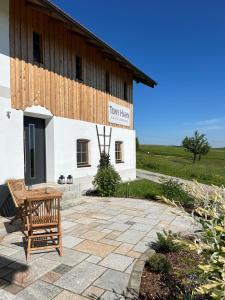 a building with a bench in front of it at Ferienwohnung Polsing 19 in Palling