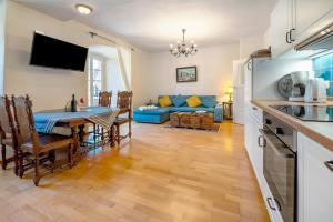a kitchen and living room with a table and a couch at Ferienwohnung Schatztruhe in Maring-Noviand