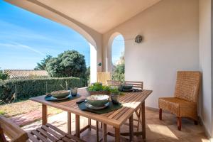 a dining room with a table and chairs at Casa Nuages in Badesi