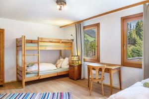 a bedroom with a bunk bed and a desk at A Nett’s Nest in Hainzenberg