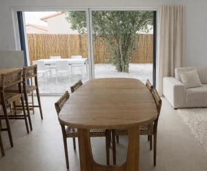 a living room with a wooden table and chairs at L'échappée in Viols-le-Fort +5 photos