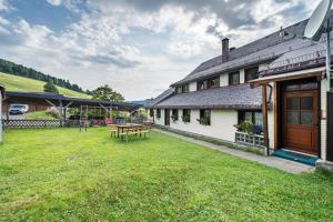 a building with a picnic table in the yard at Haus Schöneck in Todtnauberg