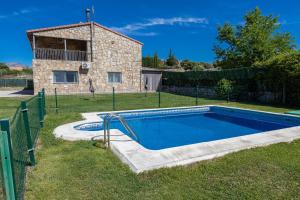 a swimming pool in the yard of a house at La Nave de Gredos in Burgohondo