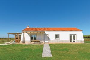 a small white house with a large yard at Paraiso da Serva - Courela da Serva in Odemira