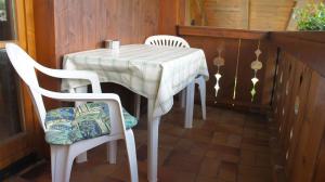 a table with two white chairs and a table and chairs at Ferienwohnung Kramerblick in Grainau
