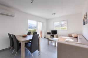 a living room with a table and a couch at Residence Cismonte in Morosaglia