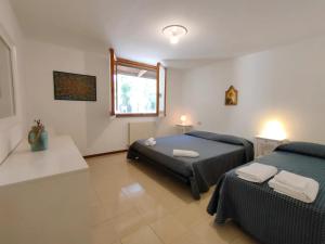 a bedroom with two beds and a window at Villa Vittorio a 4km dal mare in Trebbiantico +25 photos
