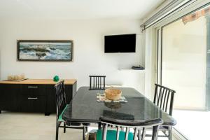 a dining room with a table and chairs at Evasion Atlantique, accès plage in Capbreton