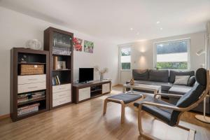 a living room with a couch and a tv at Baumfuchs Ferienbungalow in Wesenberg