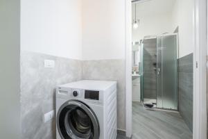 a washer and dryer in a white laundry room at Casa Claudia in Assemini