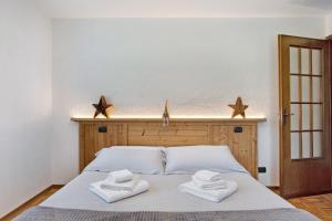 a bedroom with a bed with two towels on it at Maison Le Cré Appartamento 4 in Introd