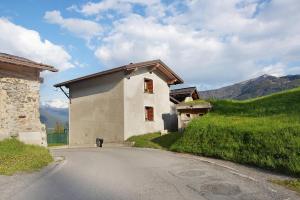 a small house on the side of a road at Dolce Casa vicino a Bormio in SantʼAntonio