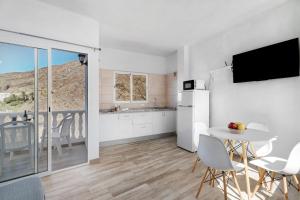 a kitchen and dining room with a table and chairs at Vivienda vacacional La Era Il in Vallehermoso